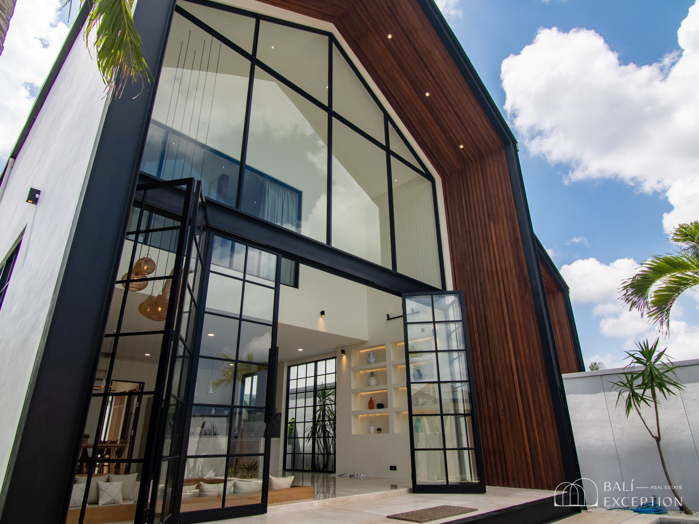 EXCLUSIVE 3-BEDROOM MODERN VILLA FOR SALE LEASEHOLD/FREEHOLD IN CANGGU BALI BE-399 